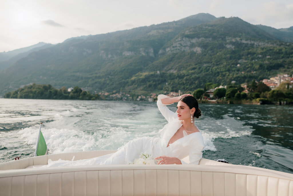 bride on boat departing from Villa Cipressi - Lake Como wedding planner 
